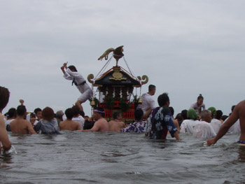 2007年大磯海水浴場開き　神輿渡御３