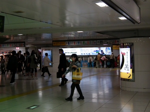 薄暗い東京駅