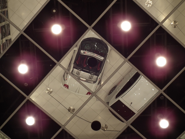 天井に映るコンセプトカー